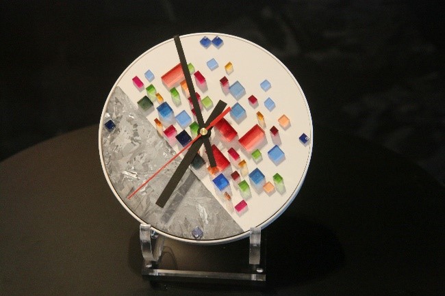 CRISTAL INNOV : horloge CRYSTALITE, à base de rubis, saphir, quartz et diamant de synthèse