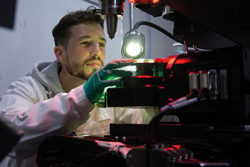 ALPhANOV met ses expertises au service des industriels et des chercheurs pour porter à maturité des développements technologiques dans l’aérospatial, la défense, la santé, l’usine du futur
ou le développement durable. Source : ALPhANOV