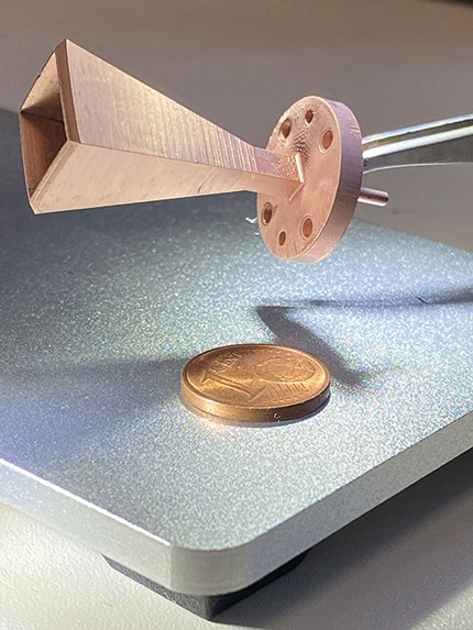 Horizon propose une technologie de revêtement après la micro-fabrication additive de la pièce qui assure sa conductivité et sa résistance environnementale. Ici un revêtement cuivre d’une micro-antenne.
Source : Horizon Technologies