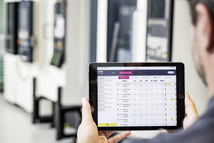 Cette solution de contrôle intelligente, destinée aux centres d'usinage, permet le contrôle qualité en temps réel des pièces fabriquées en série. Les données enregistrées peuvent être visualisées à l'aide des navigateurs Web via une tablette ou un Smart Phone. Source : Blum Novotest