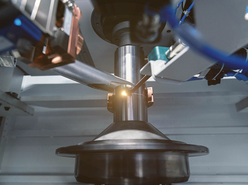 La machine ELC 6 assemble les deux moitiés du rotor, avec la manipulation, le préchauffage 
et l'assemblage des pièces ainsi que le soudage. Source : Emag