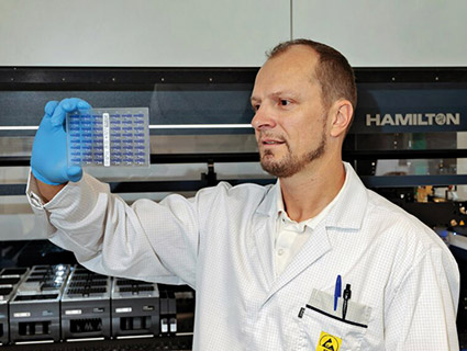 La technologie micro-fluidique associée à une analyse d'image optimale garantit un pipetage précis et exact. Source : Hamilton