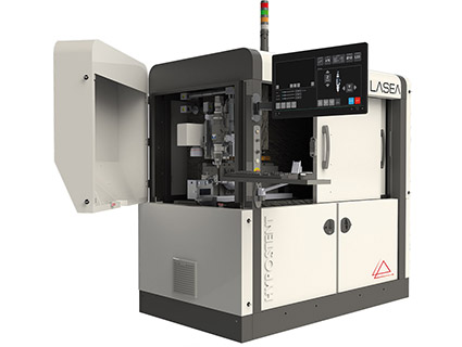 Équipement ergonomique, la machine Hypostent effectue aussi bien des opérations de marquage que de perçage, tournage, chanfreinage, découpe, texturisation ou gravure. Source : Lasea