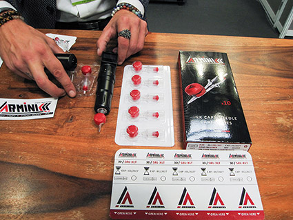 Destiné aux tatoueurs, le dispositif inventé par Steven Kauffmann (Armink) et industrialisé par VP Medtech, qui a conçu le micro-moule, s’adapte à tous types de dermographes et d’aiguilles. Il a été distingué par un Micron d’argent à Micronora 2024. Source : Armink