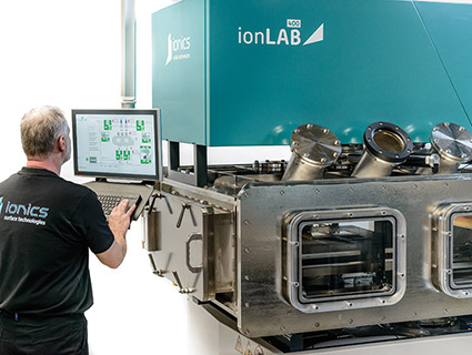 L’équipement ionLAB400 est un système basse pression, équipé des technologies d'implantation ionique et PVD, destiné au traitement des fils, des poudres, des pièces plates et 3D. Source : IONICS