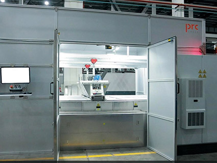 Cette machine automatique de retrait de revêtement de verre utilise une technologie laser pulsée ultra-rapide, un processus à froid qui n'endommage pas le substrat. Source : PRC Laser