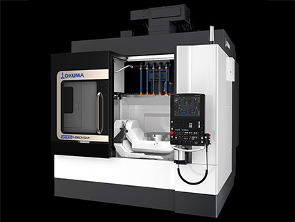 Le centre d’usinage GENOS M560V-5AX dispose d’un magasin de 60 outils et offre des courses d’axes XYZ de 1 050 x 560 x 460 mm. Il produit des pièces de haute précision à partir de différents matériaux. Source : Okuma