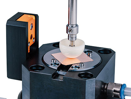 Cet appareil est particulièrement adapté à la mesure des pièces cassantes et fragiles comme les films anodiques et cathodiques de batterie. Source : Mitutoyo