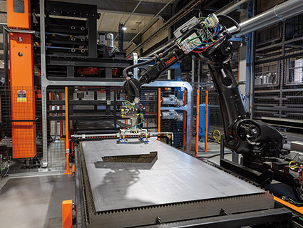 Les nouveaux lasers à fibre installés par Mazak dans son usine européenne sont assistés par des solutions maison : un système d’alimentation de tôle CSTD à double tour et une cellule de fabrication robotisée Smart Manufacturing Cell pour le tri des pièces. Source : Mazak