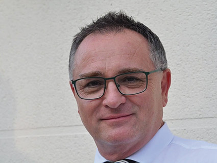 La nanocapsule est injectée dans la tumeur et libère pendant sept jours des nanoparticules d'or. "L’or est un gros atome qui va avoir tendance à "attirer" les rayons à lui et à les faire "rebondir" vers un autre atome d’or façon billard", explique Jean-Marc Zeil, PDG d’Orinova. Source : Orinova