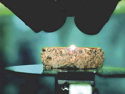 Le microscope intelligent Ablascan révèle, en seulement quelques millisecondes, la composition atomique des matériaux, de manière fiable et automatisée. Source : Ablatom