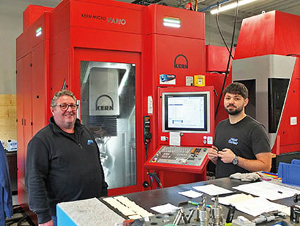 "Grâce à hyperMILL nous pouvons lancer en toute confiance les usinages la nuit sur le centre d’usinage 5 axes robotisé Kern sans la présence de l'opérateur", explique Thibaud Lambert (à droite sur la photo). Source : OPEN MIND/Polis Precis