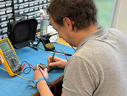 MB Électronique assure le design et le développement sur demande ainsi que la réalisation de prestations d’essais dans ses locaux et la fourniture de services associés aux systèmes et aux équipements. Source : MB Électronique